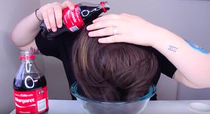 Esto es lo que pasa cuando te lavas el pelo con Coca-Cola