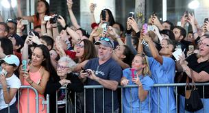 La foto de esta anciana sin smartphone da la vuelta al mundo 