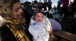 Al ver a cientos de refugiados caminar con sus bebés, esta madre decidió hacer algo