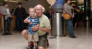 El momento mágico en el que este niño adoptado conoce a su nuevo abuelo