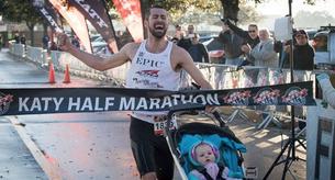 Este padre ha ganado una carrera corriendo con el carrito de su bebé