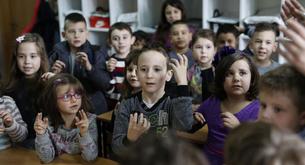 Toda la clase aprende lengua de signos para integrar a un compañero sordo