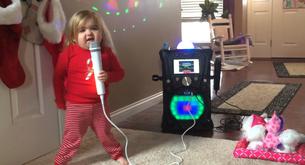 La niña del karaoke que está enamorando a internet