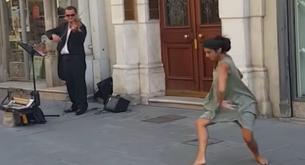 Anima a su hija a bailar con la música de un violinista callejero. Lo que ocurrió fue mágico