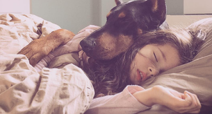 Esta niña y su doberman tienen la relación más tierna que hayas visto nunca 