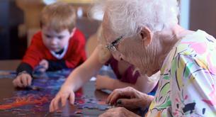 Estas guarderías para niños y ancianos consiguen algo realmente mágico