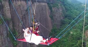 Casarse colgado de un puente, la última moda en China