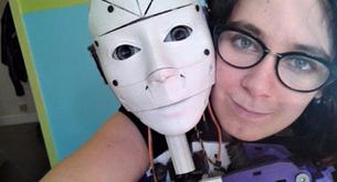 Esta mujer está enamorada de un robot y quiere casarse con él