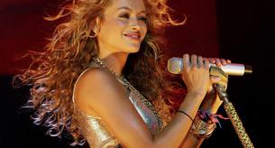 La brutal caída de Paulina Rubio en pleno concierto