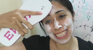 Esta youtuber propone maquillarse con la suela de una chancla