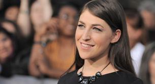 La actriz Mayim Bialik culpa a las mujeres del acoso sexual: “yo me visto de forma discreta”