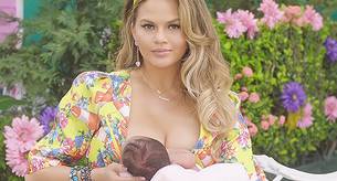 Chrissy Teigen revoluciona la imagen de la lactancia